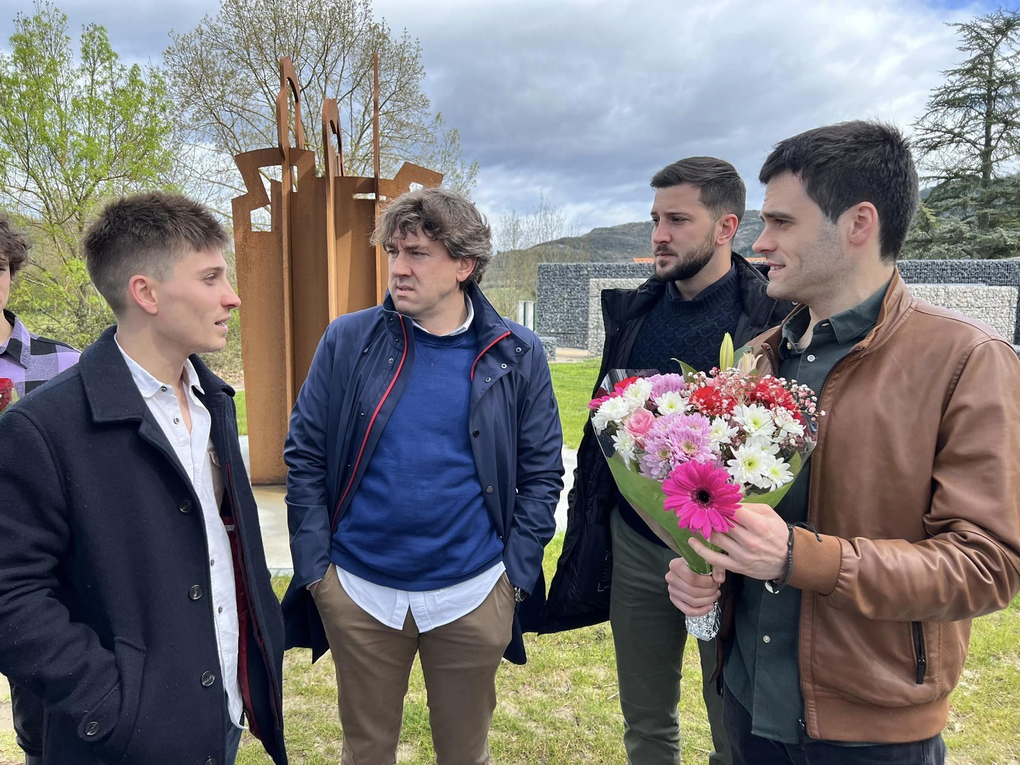 El candidato a la Alcaldía de Orduña y Secretario de Organización de Juventudes Socialistas en Bizkaia, Juan Romero, en el Columbario de la Dignidad de Orduña