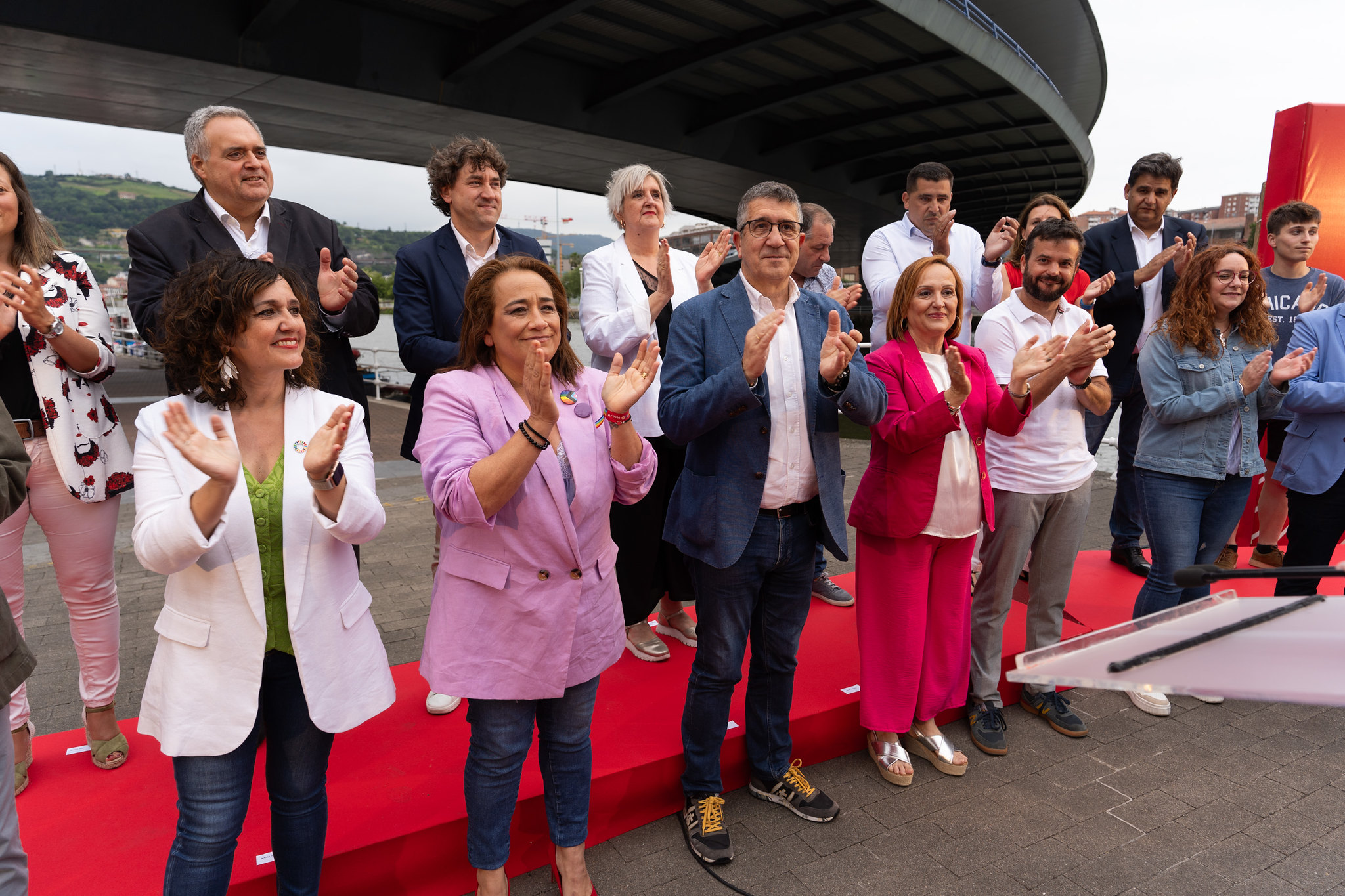 María Guijarro - Reparto de rosas en Santurtzi